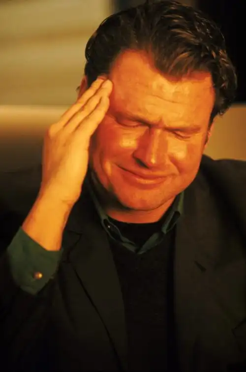 工作压力之男性图片中年人工作男性压力