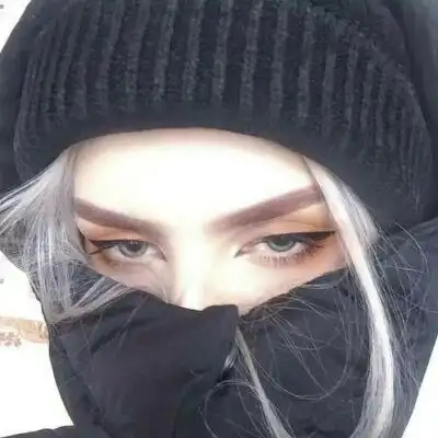 【女生头像】欧美风 亚麻灰发色 黑色帽子 羽绒服蒙脸 酷