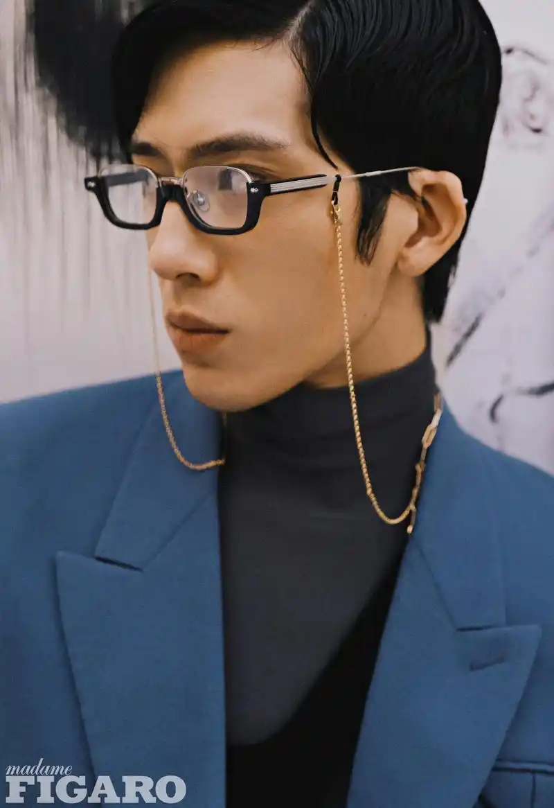 井柏然油头造型拍时尚大片 眼神超a气质清冷帅气十足