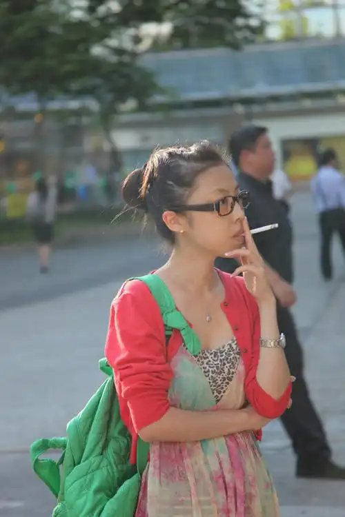 香港街头上抽烟女人即拍