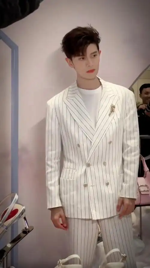 任嘉伦成都rv活动现场坦言自己最近在剧组拍戏,在家追自己新剧