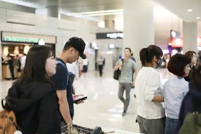 5月20日,徐静蕾,黄立行现身上海机场.