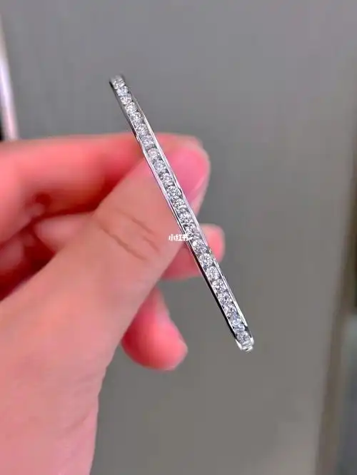 周大福钻石手镯