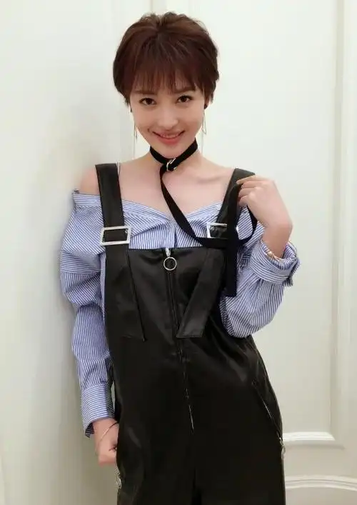 杨菲洋真是帅气穿背带裤少了一条带子还能这么时尚厉害了