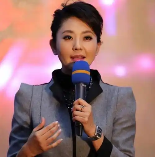 主持人方琼:与大8岁领导闪婚,婚后分居多年,她幸福吗?