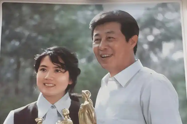 91岁演员王心刚,儿女成亿万富翁不骄傲,只愿和妻子相伴携手一生_表演