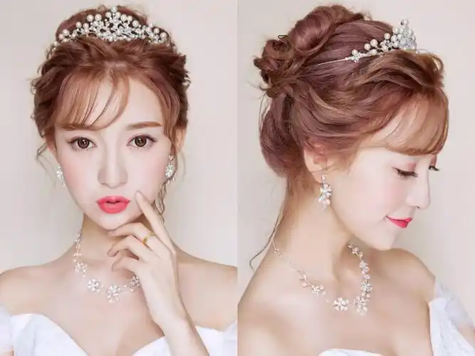 颇有公主气质的一款新娘中长发盘发发型,精致的皇冠戴在头上展示着
