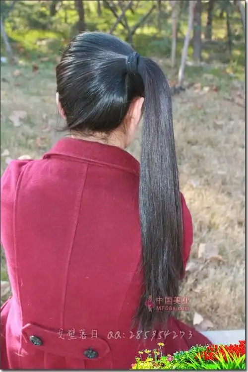 在公园剪下姑娘整齐自然黑发-戈壁落日124#(24) 剪发_中国长发