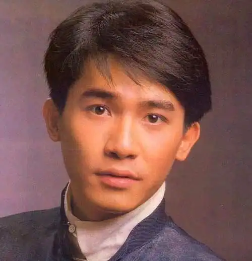 59岁梁朝伟近照曝光皱纹满面头发略长小肚一挺笑得好慈祥