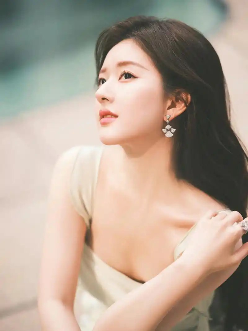 赵露思今日活动路透 一袭绿色露背长裙造型,尽显好身材!__财经头条