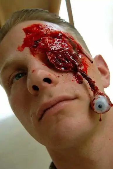 化妆师给一名士兵制造了眼珠子掉出来的面孔