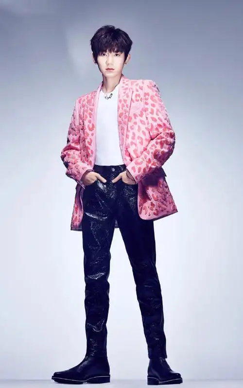 王源粉色西装帅气写真图片