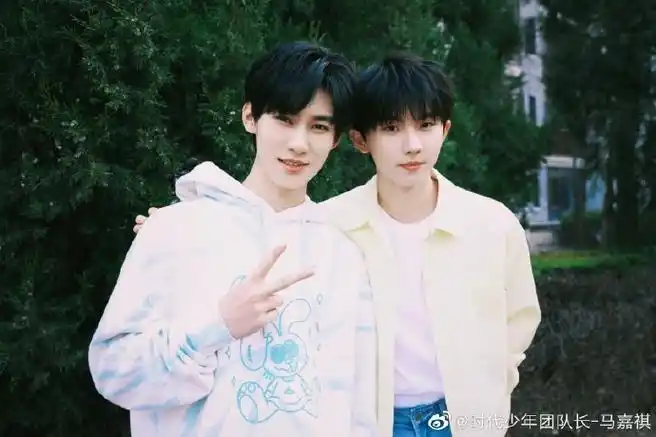 马嘉祺说真源生日快乐#马嘉祺晒合照发博为张真源庆生,真源宝宝扇日