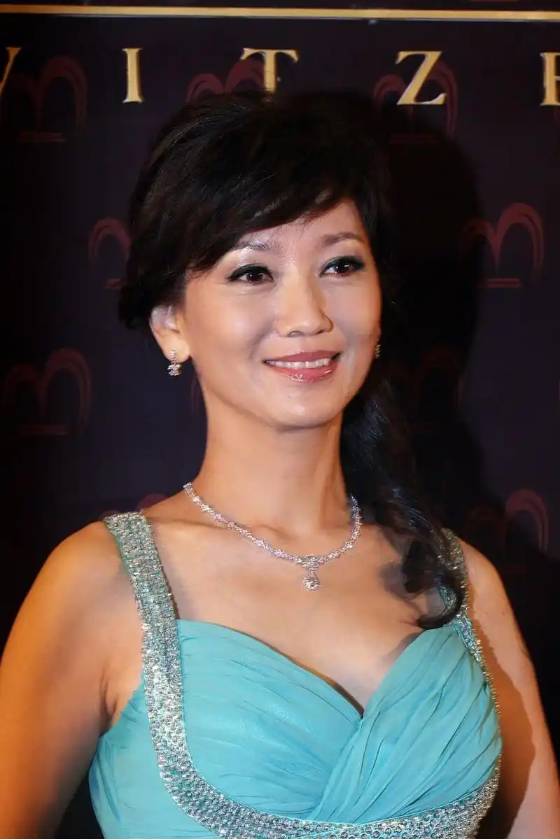 美颜和滤镜还是给力的,素颜赵雅芝!  看多了她精修照片,美美哒!