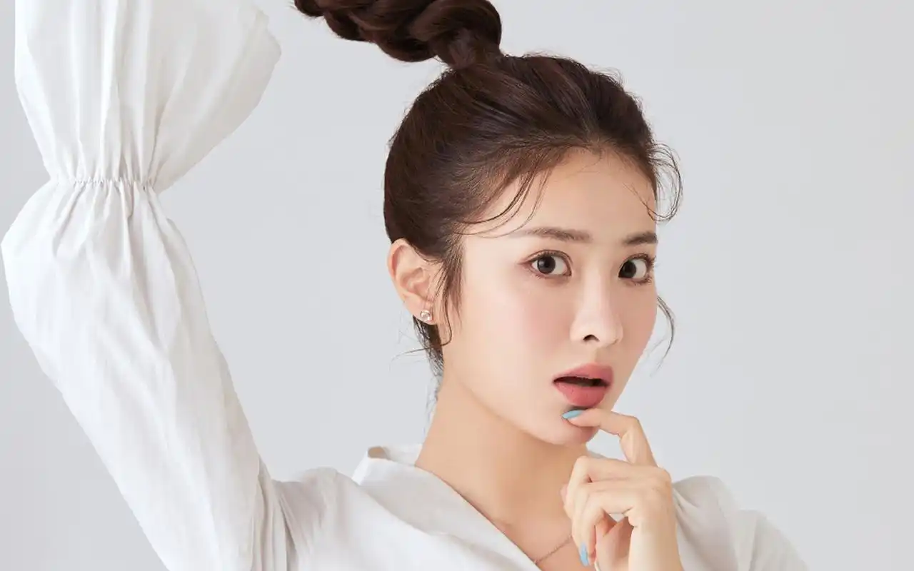 赖雨蒙时尚俏丽写真桌面壁纸