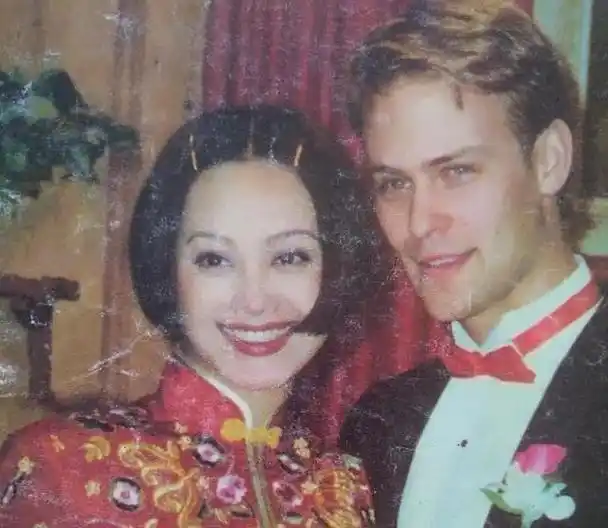 宁静被曝夜会异性同回4000万别墅 曾有2段失败婚姻