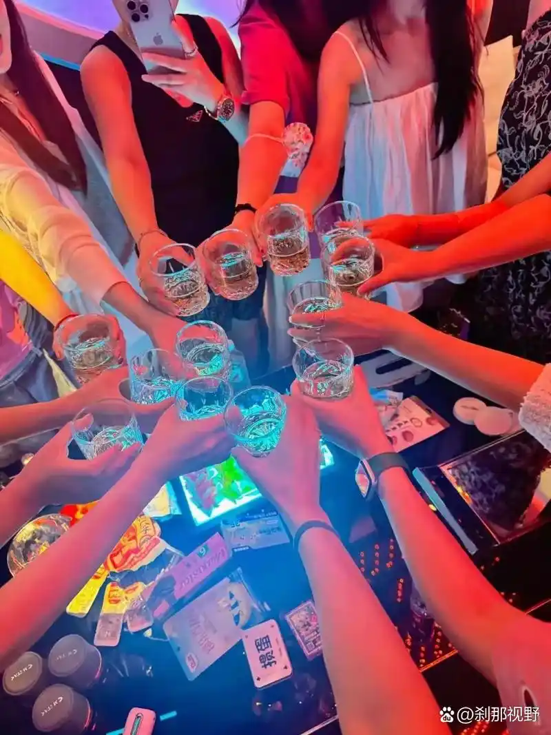 一女子和朋友到ktv唱歌,为活跃气氛,点了男模,后来双方起冲突,女子