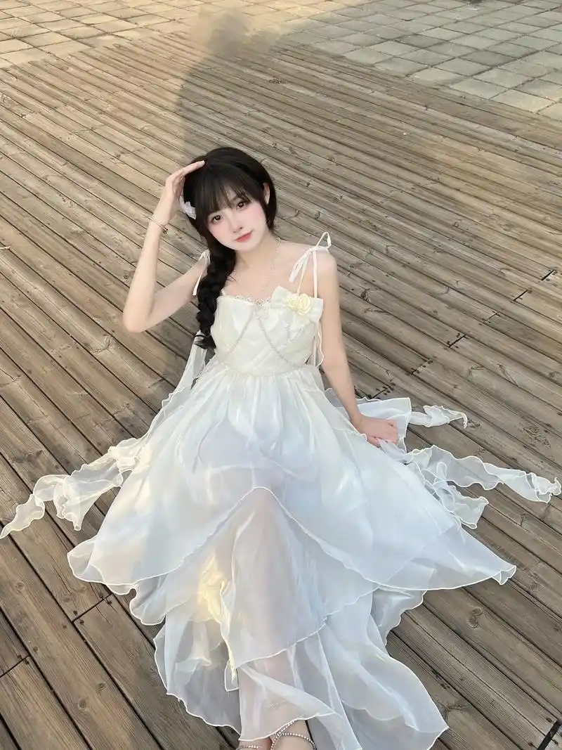 终于到穿白裙去海边的季节了.   #海边 #仙女裙 - 抖音