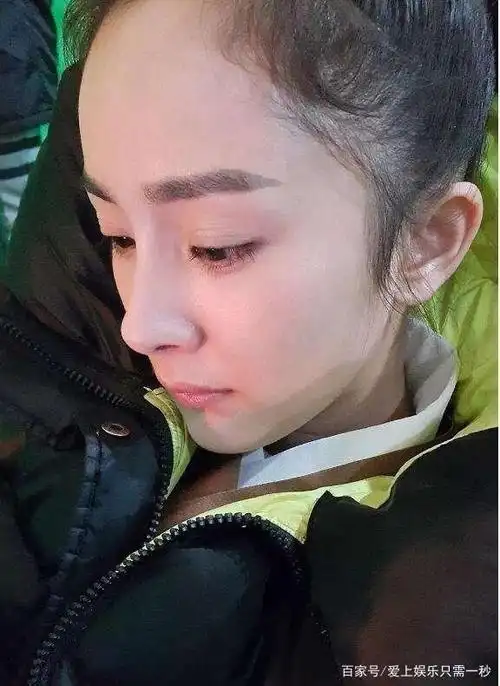 杨幂被恶意用奶油糊脸,被迫现场卸妆,真素颜被曝:真生过小孩吗