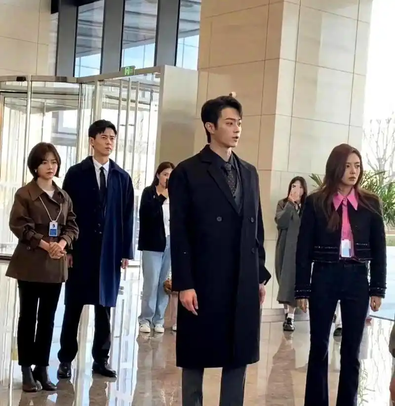 谭松韵在新剧造型中的身高和身材缺点被夸大了,让人感觉有些不协调.