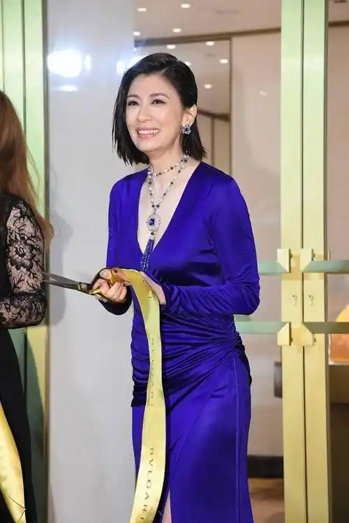 贾静雯出席品牌剪彩活动.