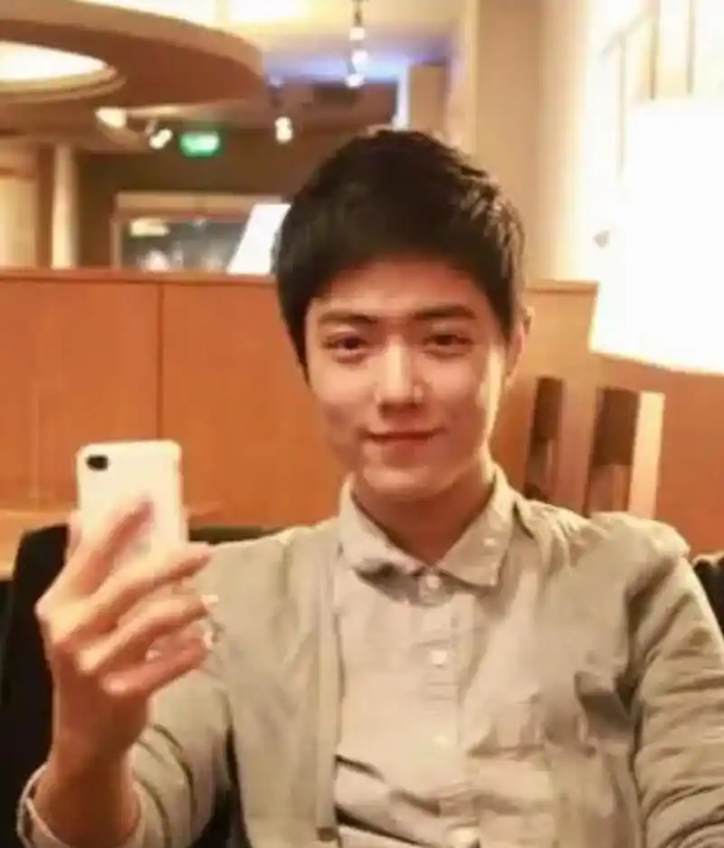 肖战大学时期,就真得很优秀了,哪有什么一夜爆红 ,优秀的人一直在发光