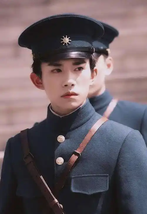 中分八字刘海,曾经的小男孩长大了_军人_时尚_角色