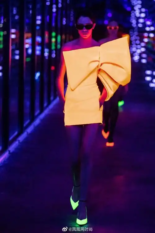 舒淇荧光橙造型