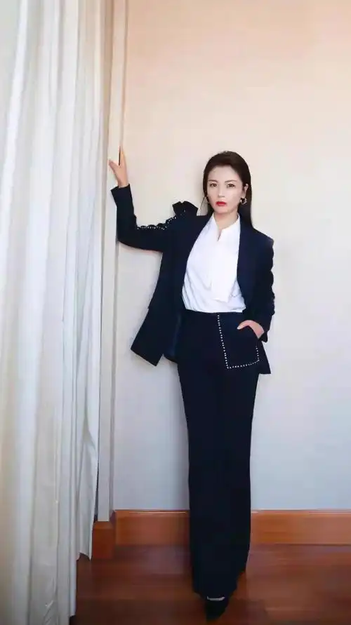 如果你觉得职业装不知道怎么穿合适那么可以借鉴一下刘涛的日常职业装