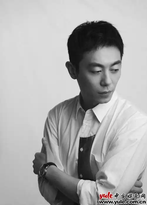 朱亚文白衣造型大片释出 微笑治愈眼神写满故事氛围
