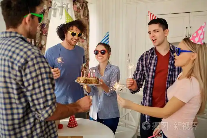 蛋糕朋友庆祝生日在聚会上