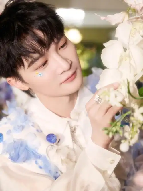 周深温柔在岁月中沉淀#周深生日写真也太有氛围感了,花团锦簇的靡一