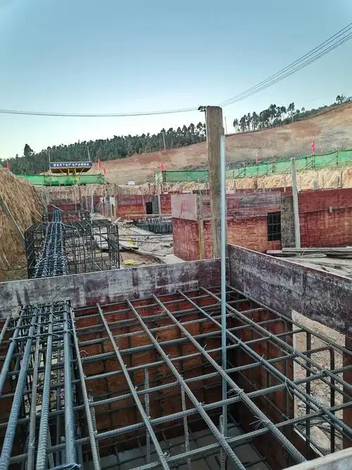 5.焙烧室防雷接地钢筋焊接完成1轴至12轴,晚上加班焊接.