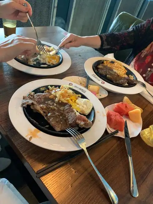 这是在疫情后期,和朋友一起吃饭的照片,非常时期,留个纪念.