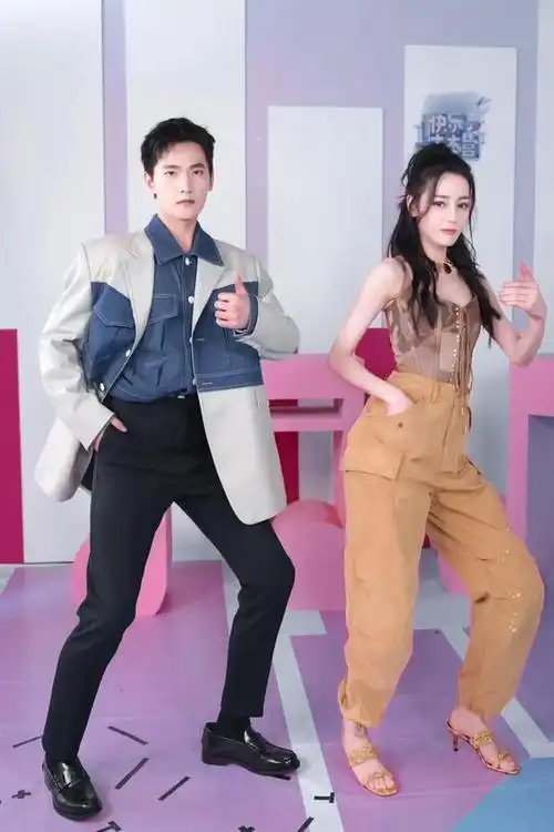 迪丽热巴5g上网实锤了拉着杨洋学高质量男性拍照很有cp感