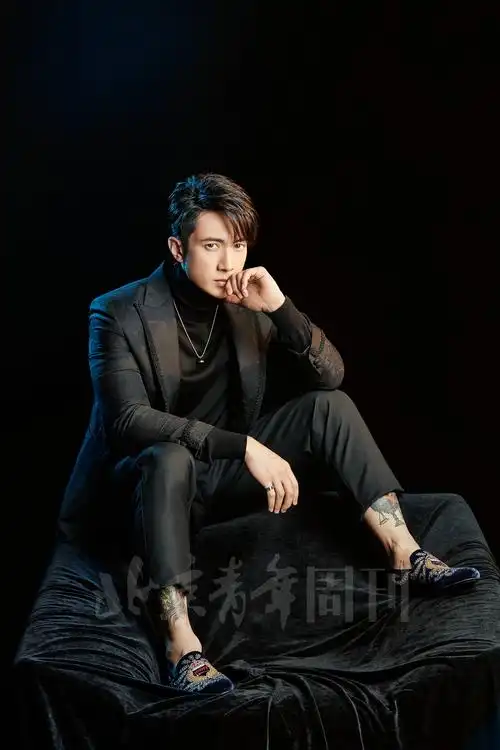 型男吴尊登杂志封面完美演绎绅士品格