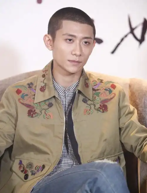 照片中的张一山剪了板寸头,显得潇洒又利落.