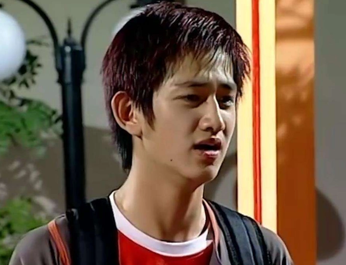 4,这是高亚麟和张一山在剧中的照片,高亚麟在剧中饰演夏东海,他是家中