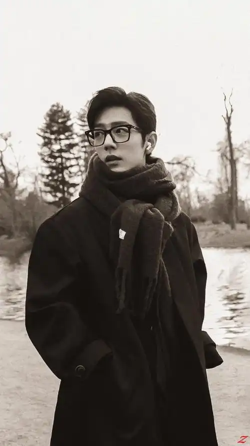 肖战巴黎大衣随拍##日常见肖战