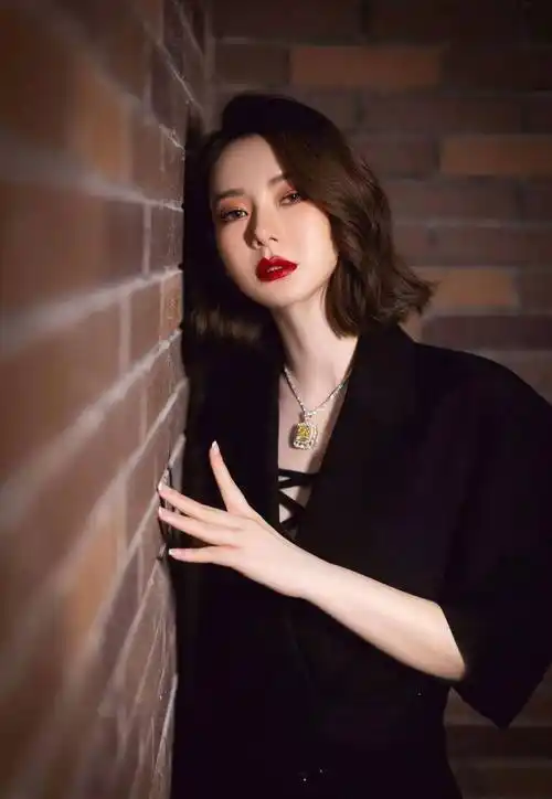 戚薇时尚图鉴来咯,穿黑色look有点帅,搭配短发更摩登_西装_风格_内容