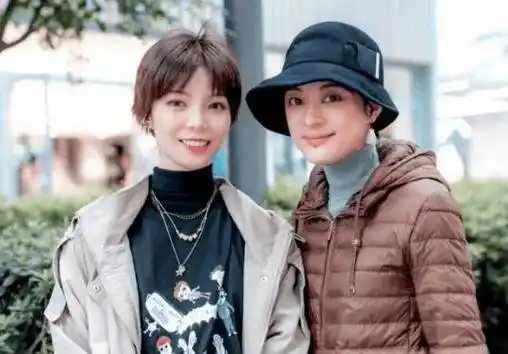 孙俪参加义卖活动,与工作人员合影笑容甜美,素颜出镜状态年轻_网友