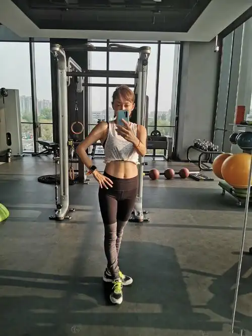 46岁牛莉大秀马甲线 与俩猛男自拍不输阵