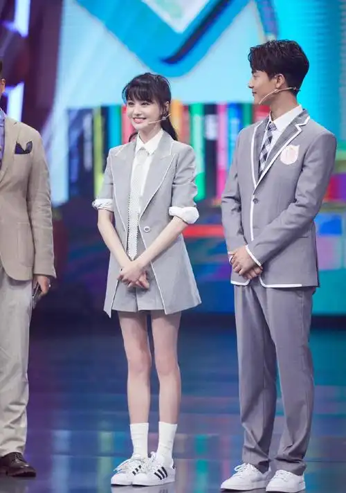 王牌对王牌,认真营业的郑爽颜值依旧吸睛,爆笑搭档杨迪