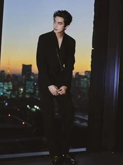 97宋威龙的整体面部框架轮廓明显,面部偏窄,面部分布的肌肉走势均匀