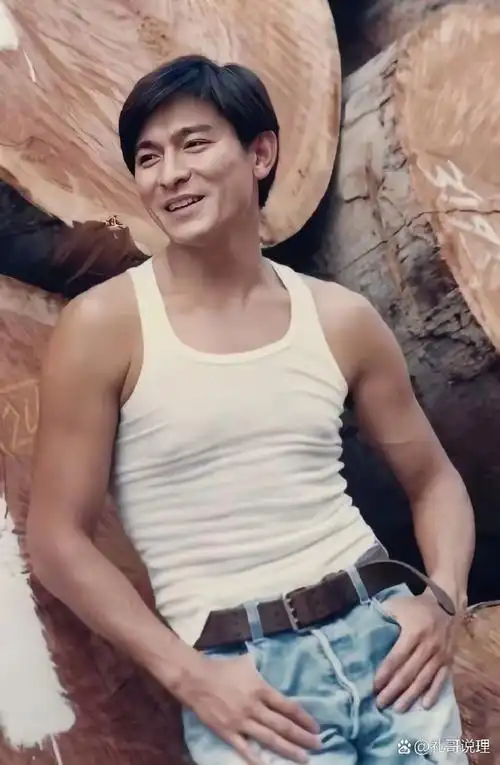 也经常看到刘德华穿,现在好像已经过时了,至少年轻人不穿了!