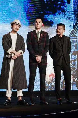 明星爱大牌杨佑宁穿复古西装变身儒雅绅士