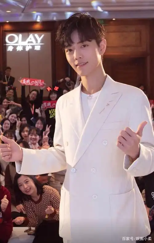 活跃在别人合影中的肖战,生图比精修好看系列