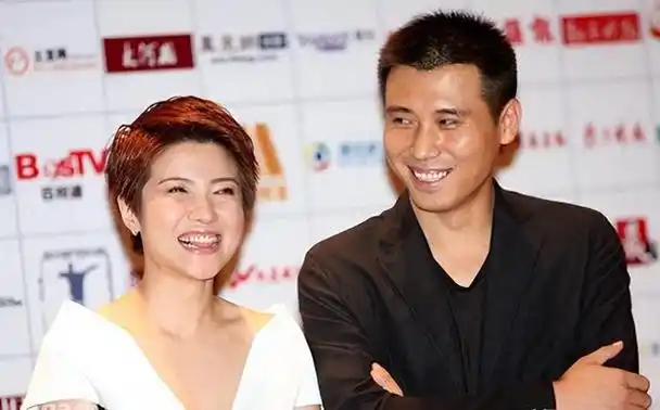 李乃文多年默默无闻,49岁迎娶妻子后,夫妻情深