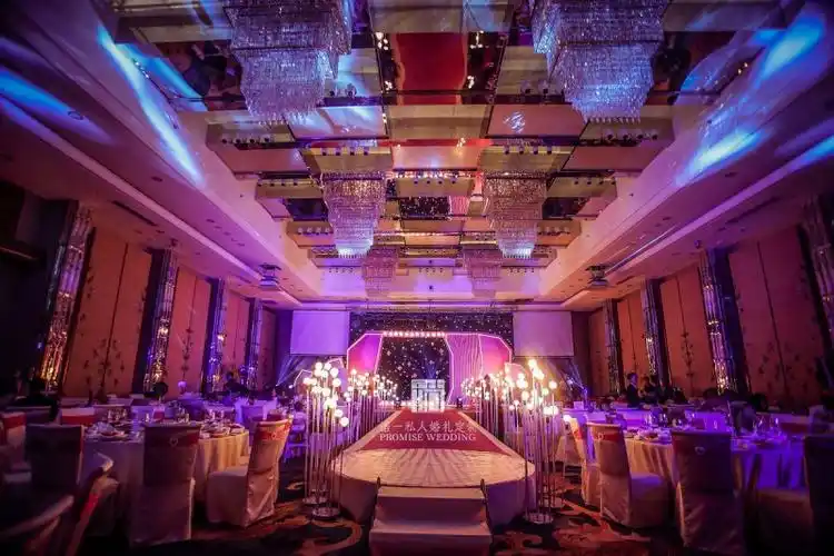 很高兴我们如愿给了新人一场温暖,明亮,活泼,却不失典雅时尚的婚礼!