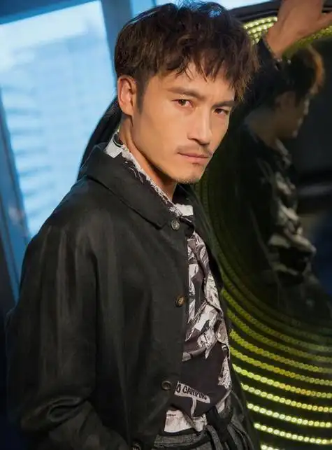 演员耿乐,家世显赫,是新中国国徽设计师的孙子,同时也是《黄河大合唱